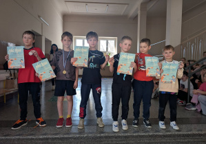 Nagrodzeni uczniowie z dyplomami