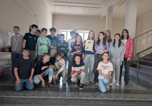 Nagrodzeni uczniowie z dyplomami