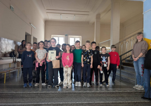 Nagrodzeni uczniowie z dyplomami