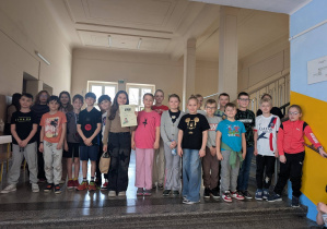 Nagrodzeni uczniowie z dyplomami