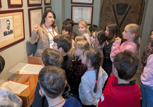 Uczniowie na zajęciach w muzeum