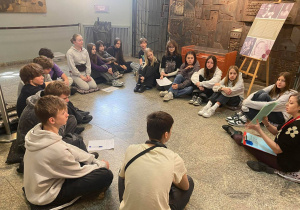 Uczniowie na zajęciach w muzeum