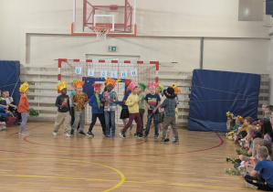 Uczniowie w trakcie wiosennych występów