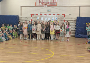 Uczniowie w trakcie wiosennych występów