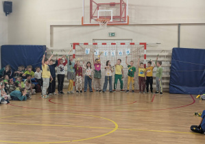 Uczniowie w trakcie wiosennych występów