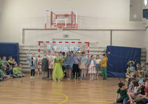 Uczniowie w trakcie wiosennych występów