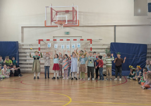 Uczniowie w trakcie wiosennych występów