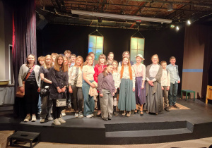 Uczniowie klasy 6b na scenie z aktorami