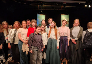 Uczniowie klasy 6b na scenie z aktorami