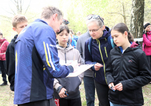Trener udziela ostatnią instrukcję przed startem