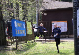 Uczennice klasy 4a kończą bieg