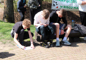 Chłopcy rozwiązują zadania