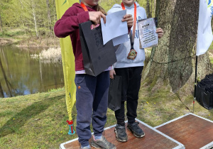 Marcel i Helenka z klasy 1 ze złotymi medalami na podium