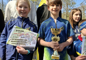 Uczniowie z pucharem i dyplomem dla szkoły na podium