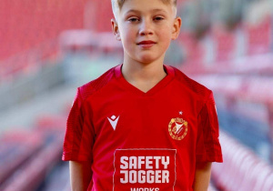 Tymon w czerwonej koszulce Widzewa