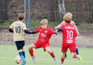 Tymon w czerwonej koszulce Widzewa w czasie meczu