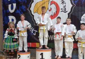Julek na podium z medalem srebrnym