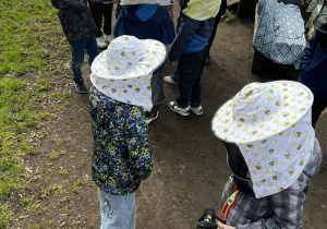 dzieci w strojach pszczelarzy