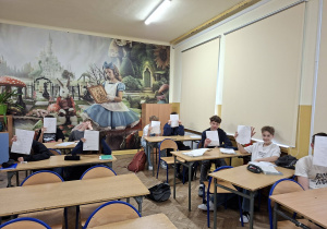 Uczniowie klas 8 ze swoimi pracami