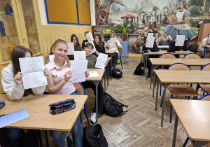 Uczniowie klas 8 ze swoimi pracami