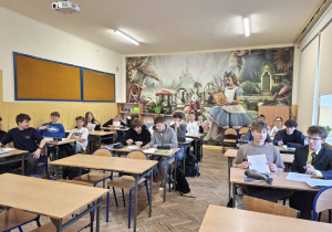 Uczniowie klas 8 ze swoimi pracami