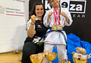 Ala z 5 medalami - złotymi i w otoczeniu zdobytych pucharów