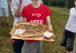 Uczniowie na pikniku z pizzą