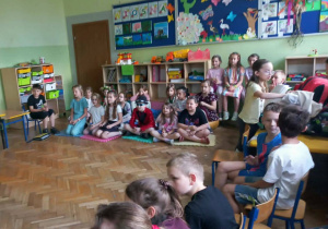 Uczniowie obserwujący występy