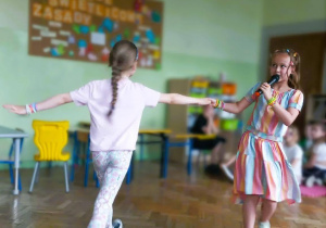 Dziewczynki w czasie tańca pokazowego