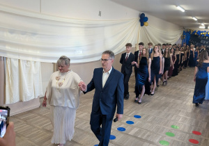Pani Dyrektor z Panem Dyrektorem w pierwszej parze poloneza