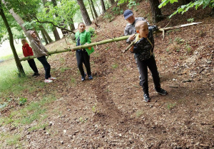 Klasa 2C- wycieczka do Krainy Dzikiej Kaczki zabawy w lesie
