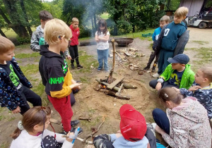 Klasa 2C- wycieczka do Krainy Dzikiej Kaczki zabawy w lesie