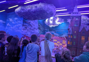 Sky Tower, starówka, magiczne Kolejkowo i spacer szlakiem legend i krasnali Klasy 2a I 2b na wycieczce we Wrocławiu