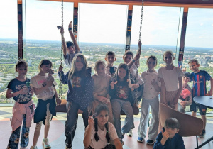 Sky Tower, starówka, magiczne Kolejkowo i spacer szlakiem legend i krasnali Klasy 2a I 2b na wycieczce we Wrocławiu