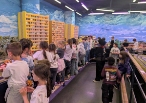 Sky Tower, starówka, magiczne Kolejkowo i spacer szlakiem legend i krasnali Klasy 2a I 2b na wycieczce we Wrocławiu