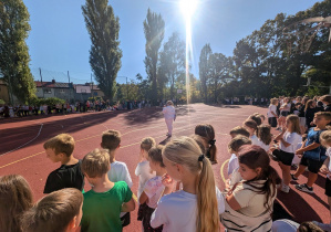 Dzieci w czasie próbnego alarmu