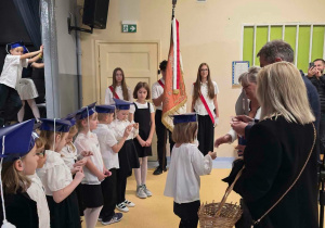 Uczniowie klas pierwszych w czasie uroczystości