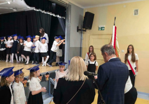 Uczniowie klas pierwszych w czasie uroczystości