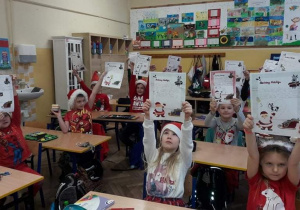 Uczniowie w mikołajkowych strojach z listami o Świętego Mikołaja.