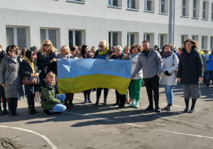 Nauczyciele z flagą Ukrainy.