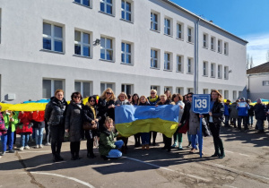 Nauczyciele z flagą Ukrainy.