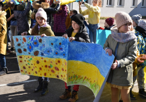 Uczniowie z pracami o Ukrainie.
