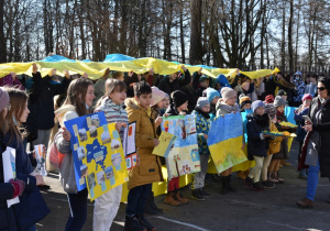 Uczniowie z pracami o Ukrainie.