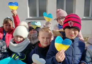 Dzieci z serduszkami w kolorach narodowych Ukrainy