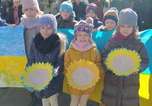 Uczniowie flagą Ukrainy.