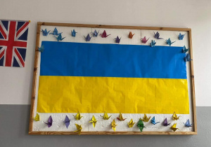 Flaga Ukrainy i prace uczniów.