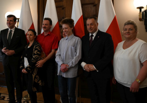 Wojewoda Łódzki, Maciek z rodzicami, Kurator Oświaty oraz Dyrektor SP139 pozują do pamiątkowej fotografii
