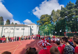 Uczniowie szkoły na spotkaniu z piłkarzami Widzewa.