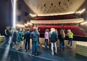 Uczniowie na scenie teatru