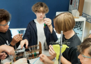 Uczniowie w wykonują doświadczenia chemiczne korzystając z mieszadełek zakupionych dzięki programowi Laboratoria Przyszłości.